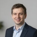Портрет уверенного российского бизнесмена с белоснежной улыбкой на нейтральном фоне для сайта Уайт Стрипс